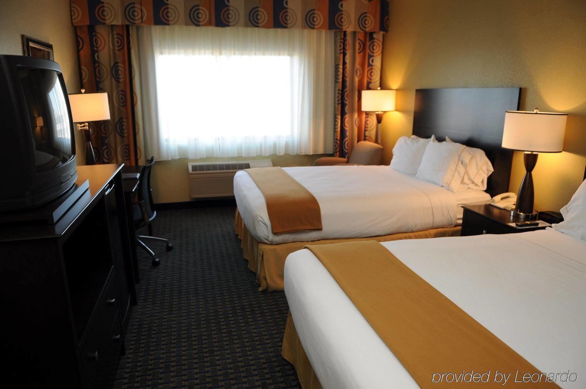 Holiday Inn Express & Suites Phoenix/Chandler Room photo