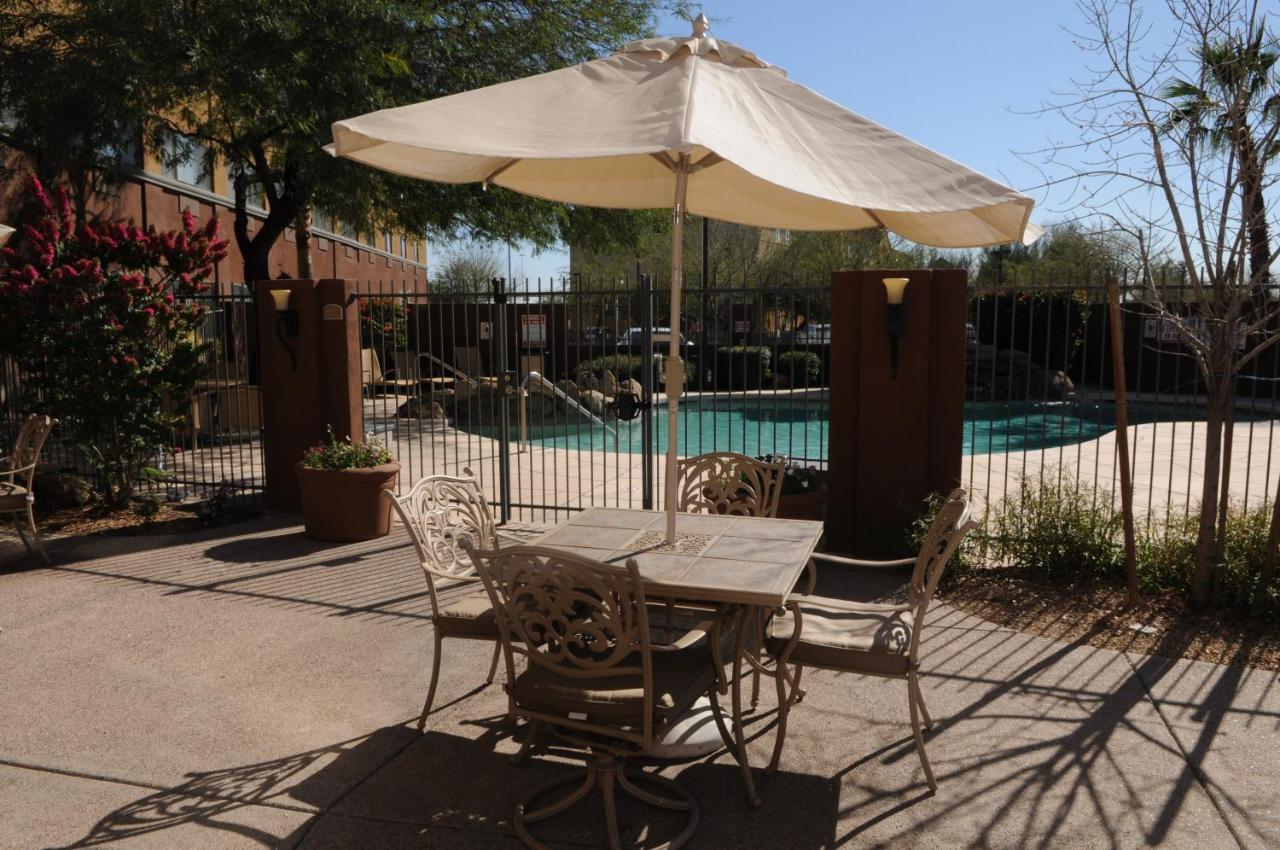 Holiday Inn Express & Suites Phoenix/Chandler Exterior photo